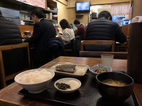 定食店裡照常吃飯的午後
