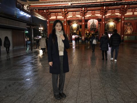 冬夜裡主角請路人在淺草寺寶藏門前代拍