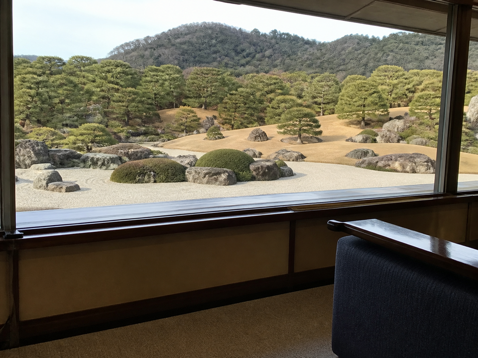 從室內窗框看足立美術館枯山水庭園