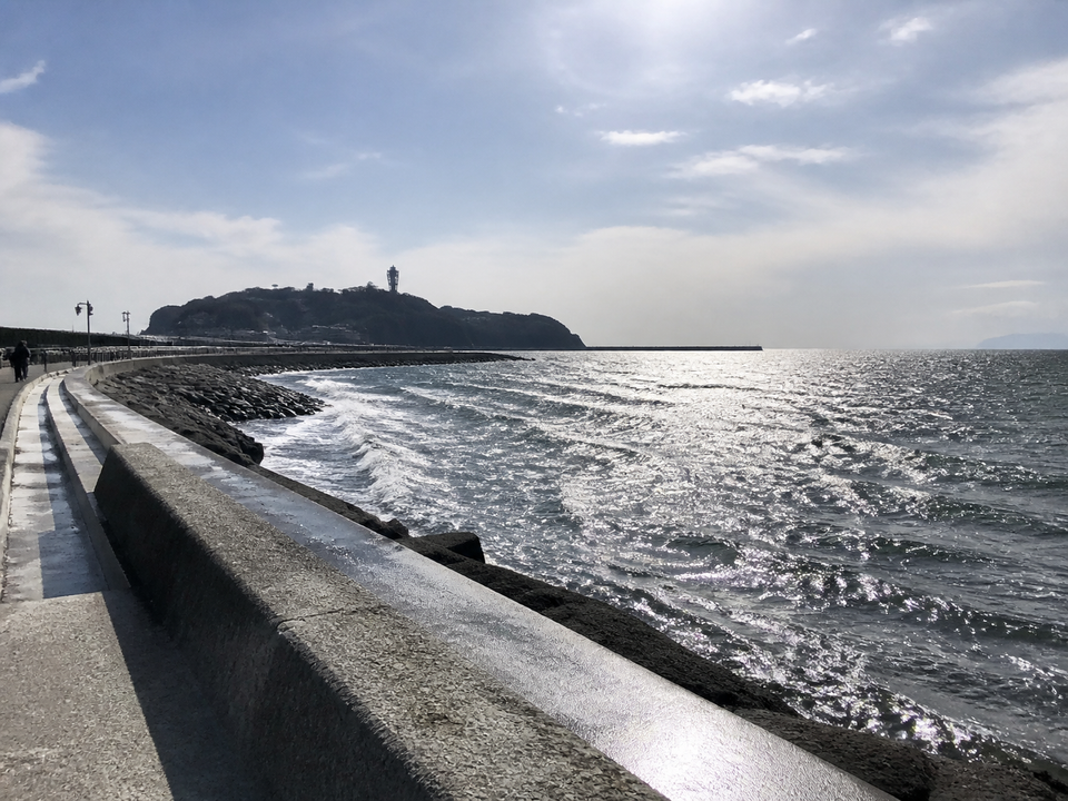江之島冬日海岸的冷硬海風與強光