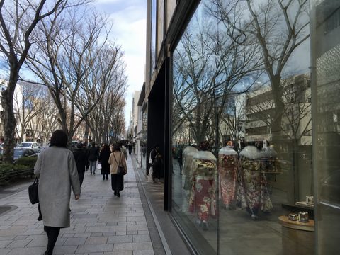 表參道冬日街道與玻璃反射的振袖人影