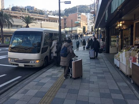 熱海站外的接駁車、坡道與老派街景