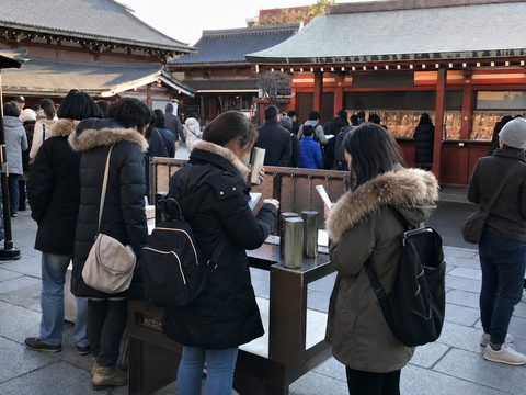 淺草寺冬日上午仍有人排隊抽籤與選御守