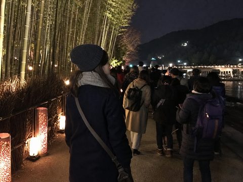 嵐山花灯路最後一夜的竹林與人潮