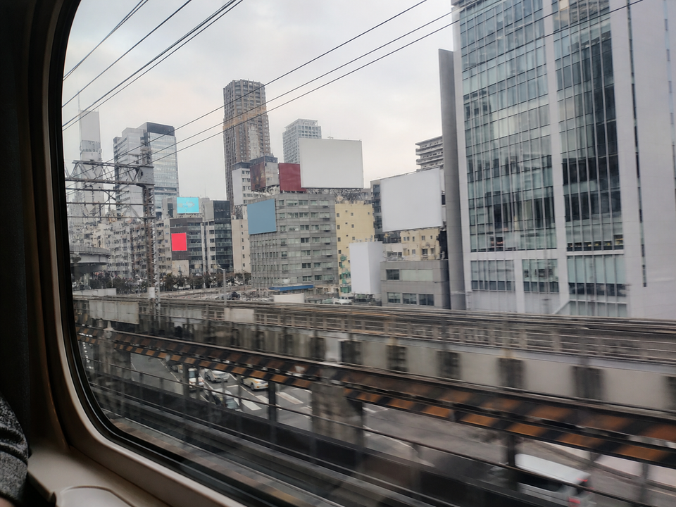 JR列車窗外的大阪市區