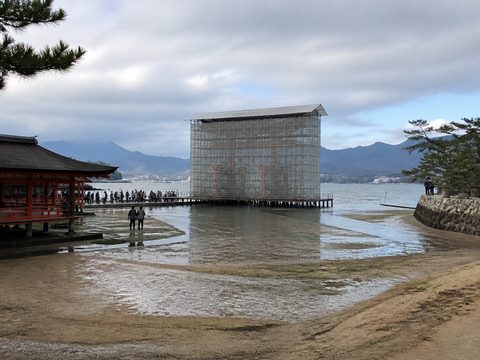 修理中的嚴島神社大鳥居