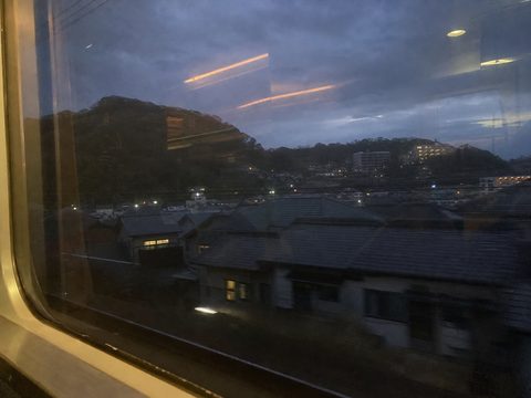 回橫濱列車車窗外的鎌倉暮色