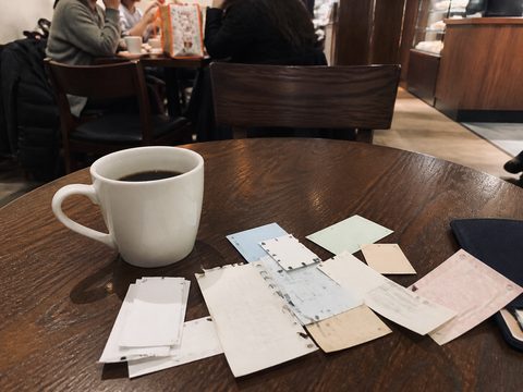 梅田咖啡店裡整理票根