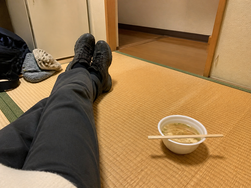 住宿房間地板上的熱湯與疲憊的雙腳