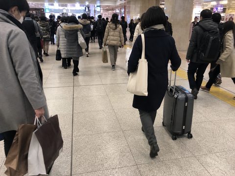 難波車站的年末人潮、購物袋與行李