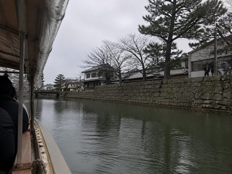 堀川護城河上的低篷遊覽船