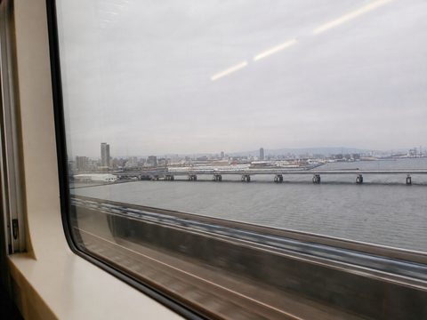 南海電車窗外灰色的灣岸與橋