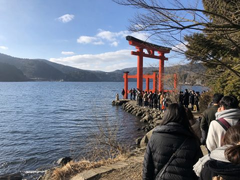 蘆之湖畔箱根神社鳥居與排隊人潮