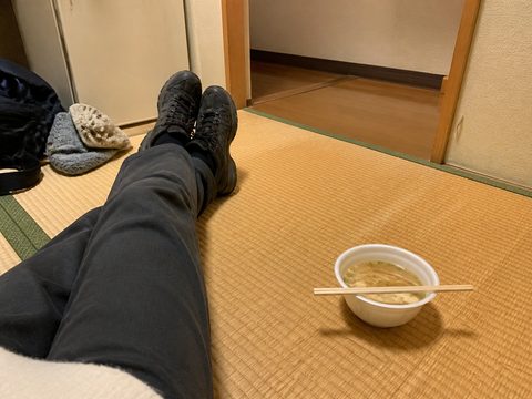 住宿房間地板上的熱湯與疲憊的雙腳