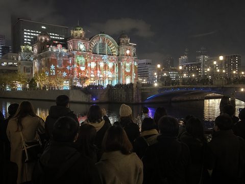 中之島中央公會堂前的河岸投影與人群