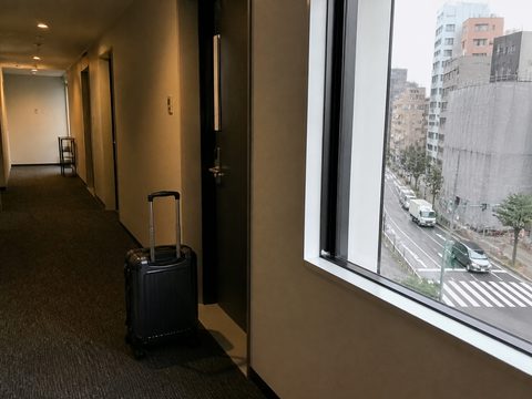 住宿走廊與窗外照常的大阪