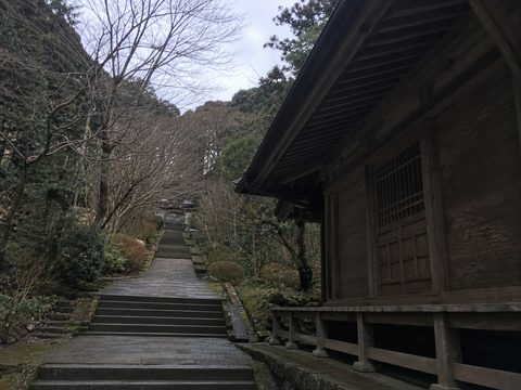 北鎌倉冬日寺院的石階與木造建築