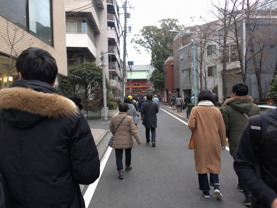 冬季週日從末廣町步行往神田明神,參拜人潮沿街同向聚集