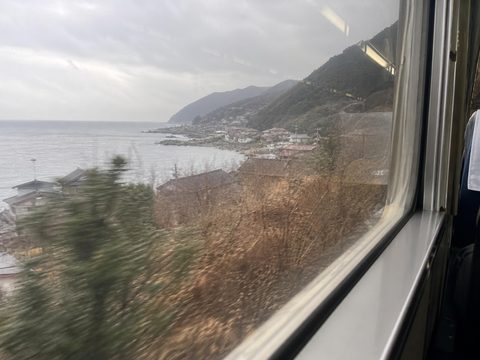 山陰本線車窗的海岸與山間聚落