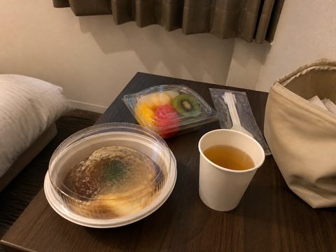 住宿房間裡的便利商店晚餐與夜間安靜
