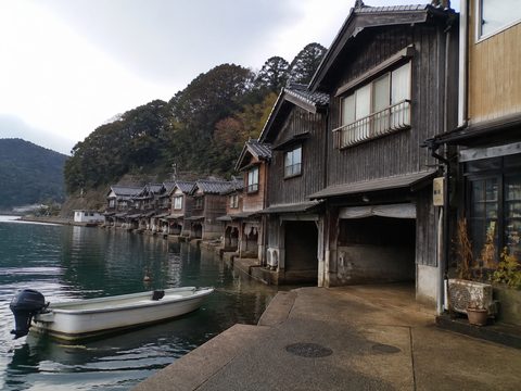 伊根灣舟屋把船庫收進水邊房屋