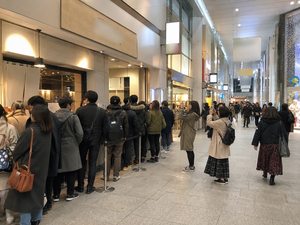 梅田商場照常營業的人潮與排隊