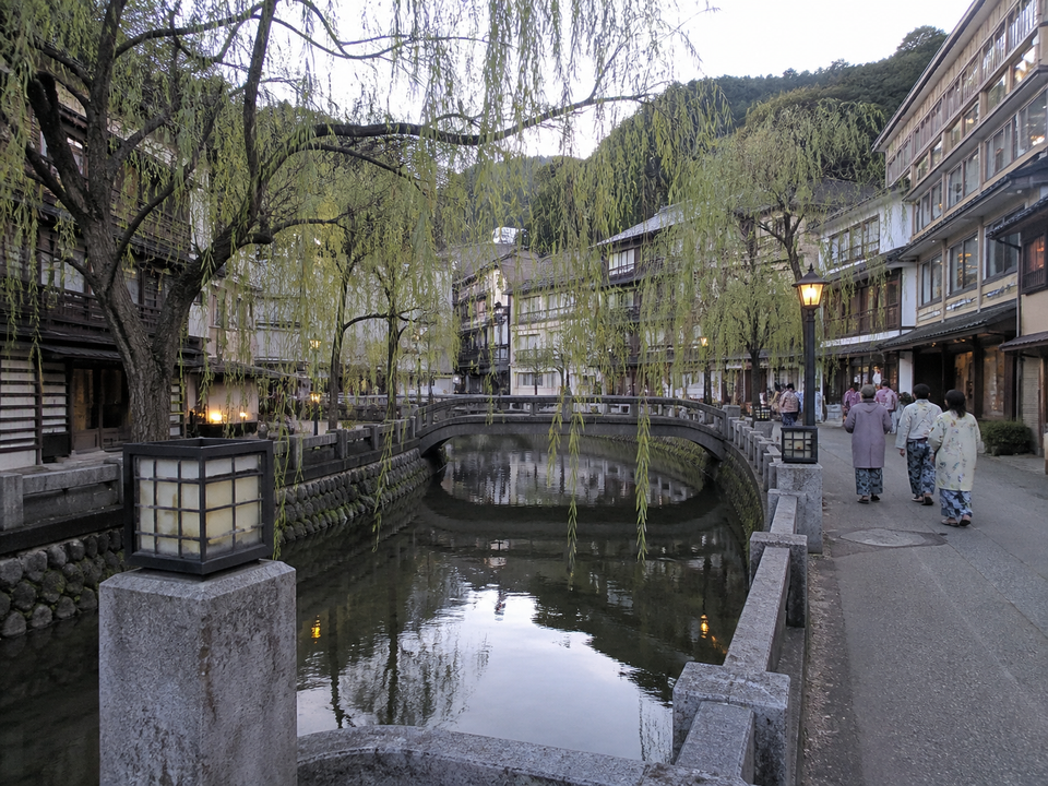 城崎溫泉街的柳樹、川與木造旅館