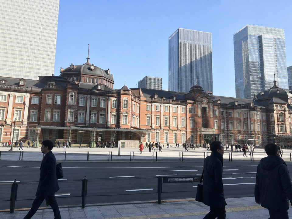 主角從丸之內站前廣場對面拍下冬日上午的東京車站