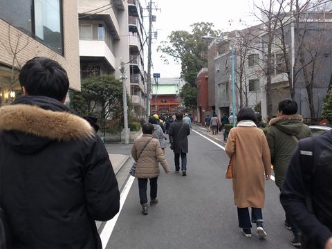 冬季週日從末廣町步行往神田明神,參拜人潮沿街同向聚集