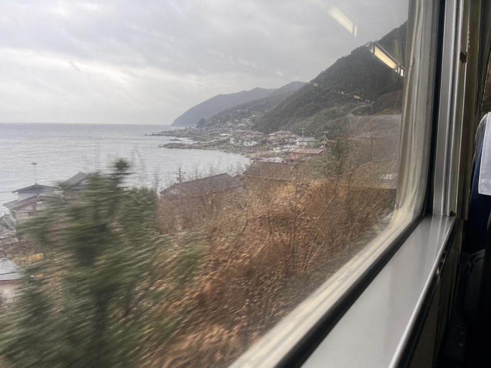 山陰本線車窗的海岸與山間聚落