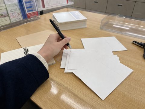 郵局桌面上的空白明信片與寄件動作