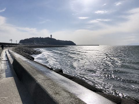 江之島冬日海岸的冷硬海風與強光