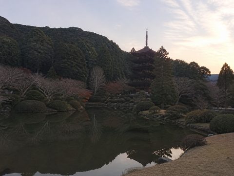 瑠璃光寺五重塔與池水