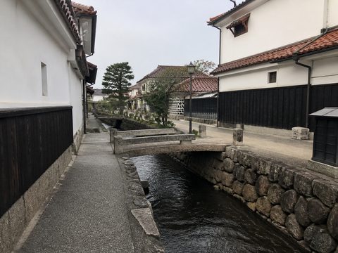 倉吉白壁土藏群的玉川水路