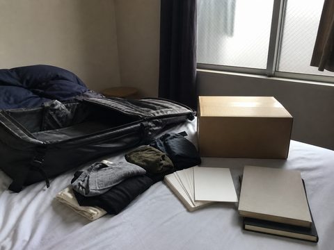 把一年整理進背包與寄出的紙箱