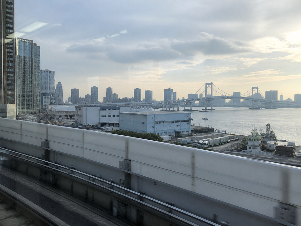 從百合海鷗號車窗望向冬日上午的東京灣與倉庫