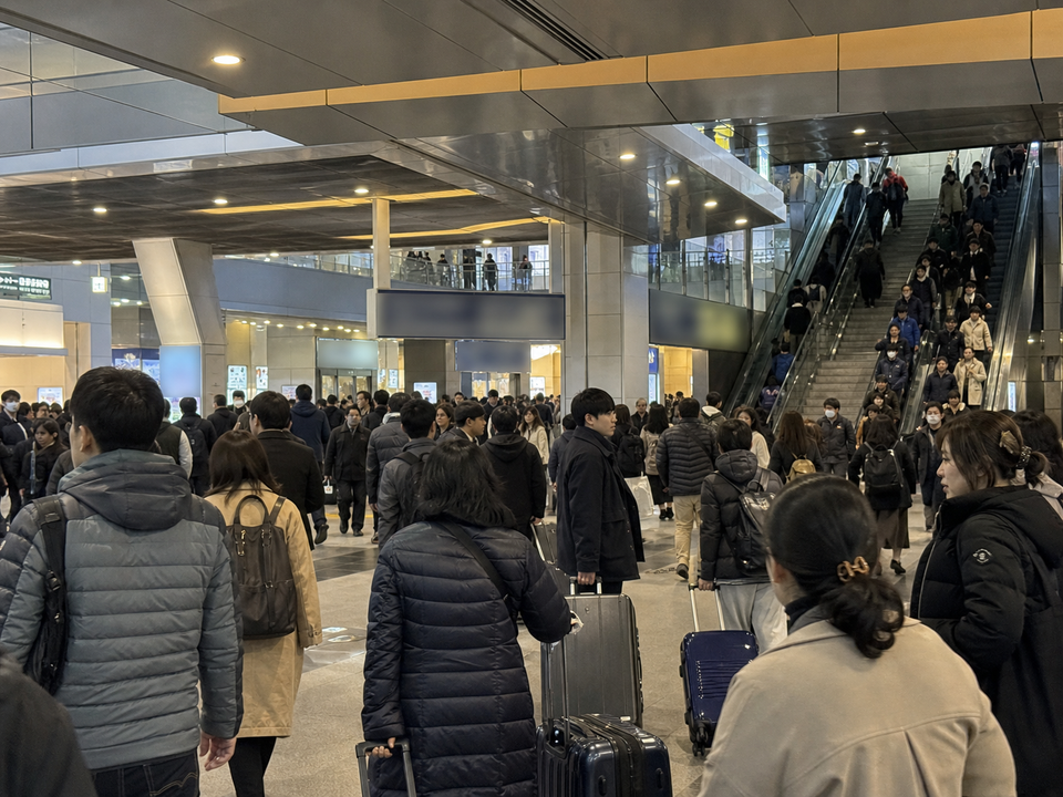 大阪站內的人潮、行李與手扶梯