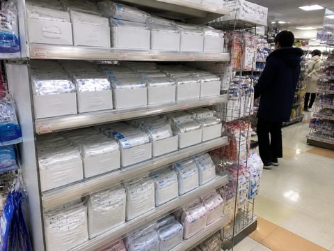 藥妝店仍有貨的口罩貨架