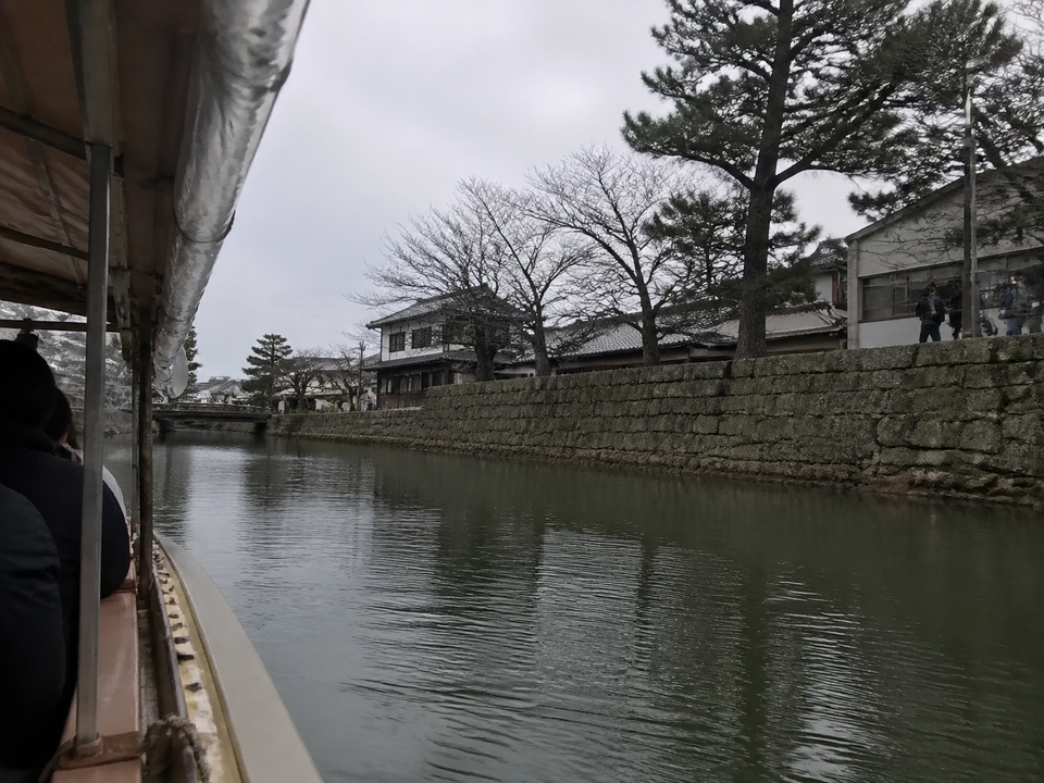 堀川護城河上的低篷遊覽船