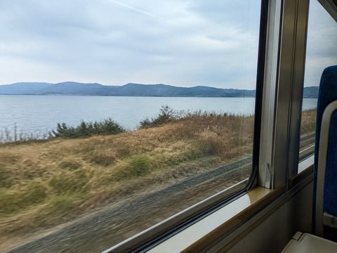 山陰本線車窗外的中海與低山