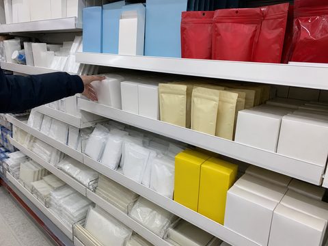 藥妝店裡無字包裝的口罩、喉糖與暖暖包貨架
