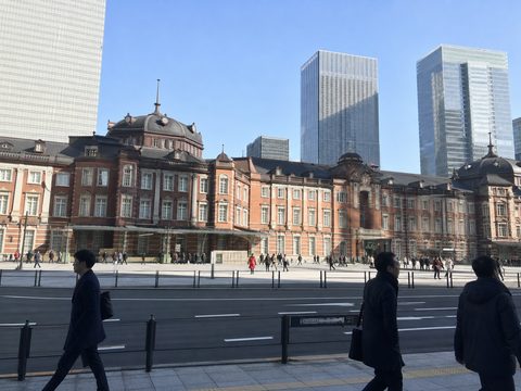 主角從丸之內站前廣場對面拍下冬日上午的東京車站