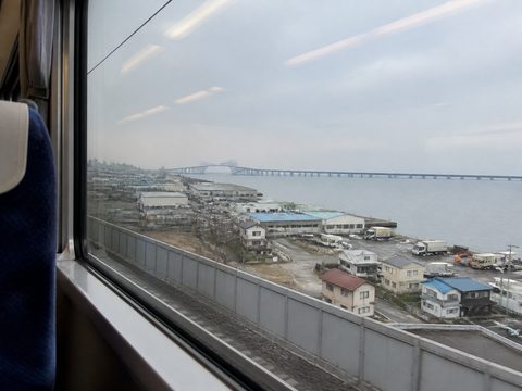 南海電鐵車窗外的灣岸、工廠、住宅與海
