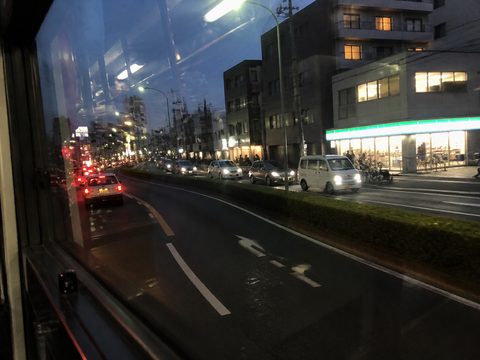 回京都市區的巴士窗景