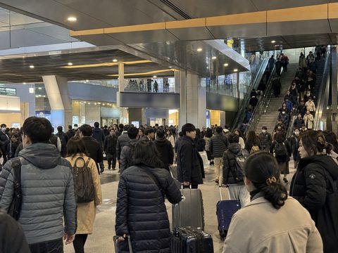 大阪站內的人潮、行李與手扶梯