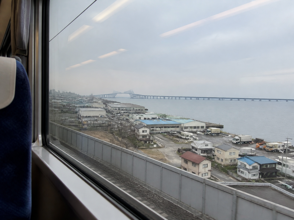 南海電鐵車窗外的灣岸、工廠、住宅與海