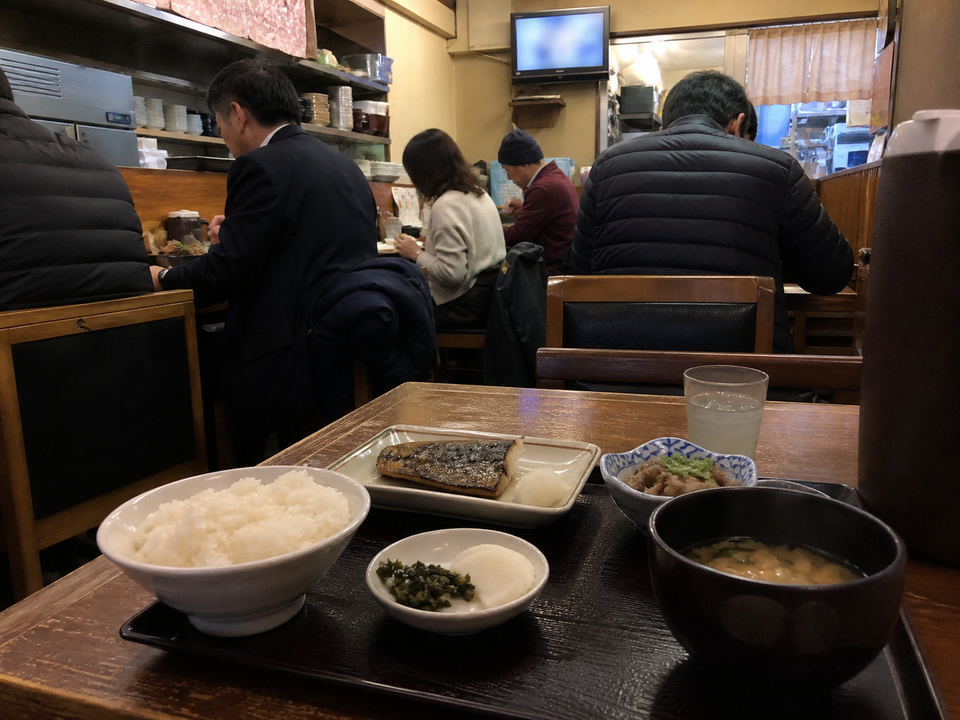 定食店裡照常吃飯的午後