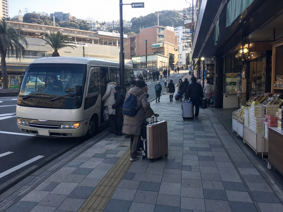 熱海站外的接駁車、坡道與老派街景