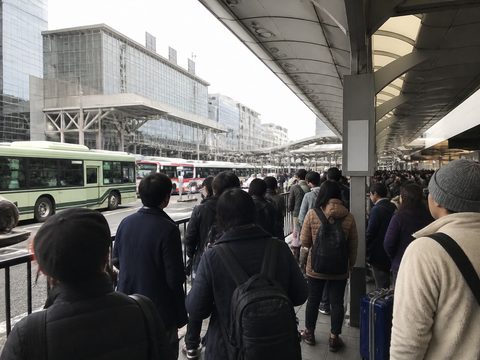 京都車站與巴士站的早晨人潮