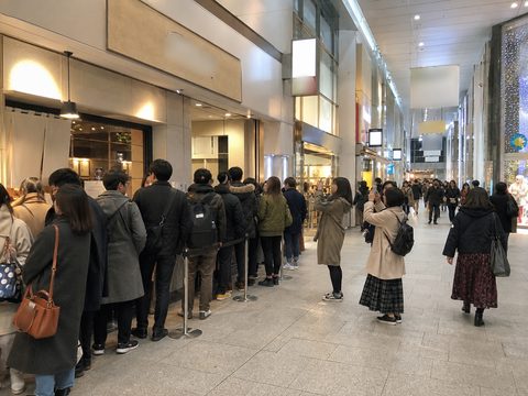 梅田商場照常營業的人潮與排隊